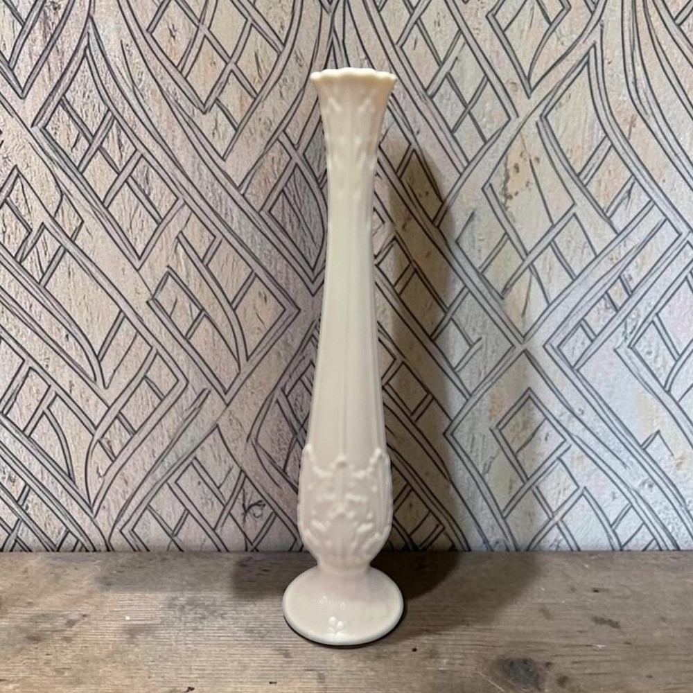 Lenox‎ Florentine Ivory White Bud Vase, Vintage Raised Leaf Pattern, Centerpiece